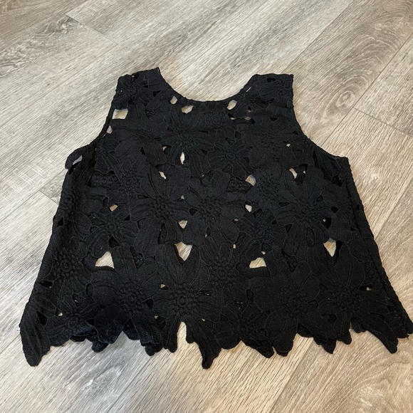 ANTHROPOLOGIE Black Lace Floral Appliqué Eyelet Sleeveless Top Cutouts Size S/M - Picture 12 of 13